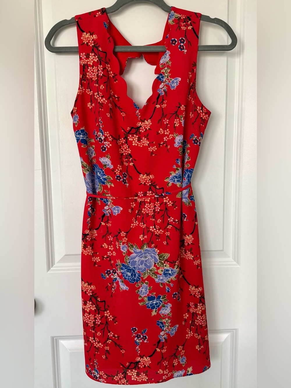 BCX Medium Red Floral Shift Dress Scalloped Keyhole Open Back